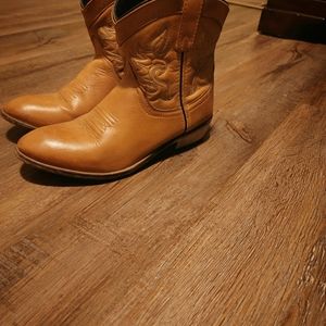 Dingo cowgirl boots. Ankle height.